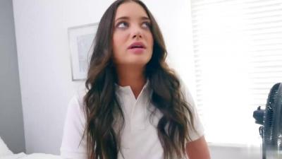 骚姐姐跪求我狠狠操她！饥渴难耐主动掰开小穴求插入